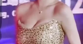 에스파 카리나 황금 반짝이 오프솔더 드레스