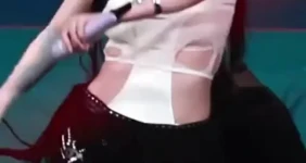 카리나 한번 쓰윽 만지고 지나가는 가죽질감