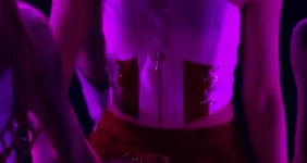 홀터넥에 핫팬츠 스테이씨 아이사