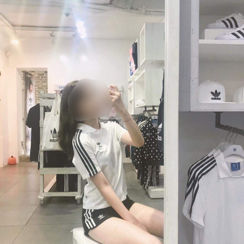 아디다스 매장에서 옷 입어보기-2