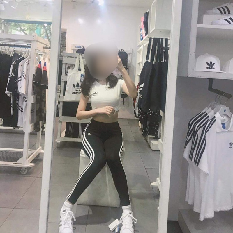아디다스 매장에서 옷 입어보기-4