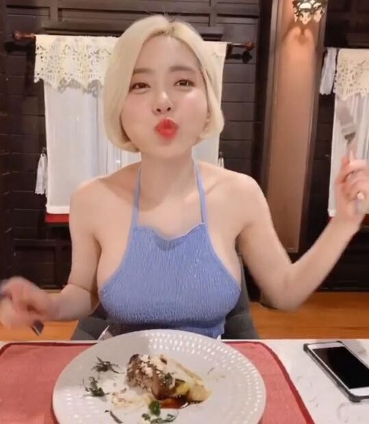 홀터넥 입고 꽃나들이 간 dj소다-2