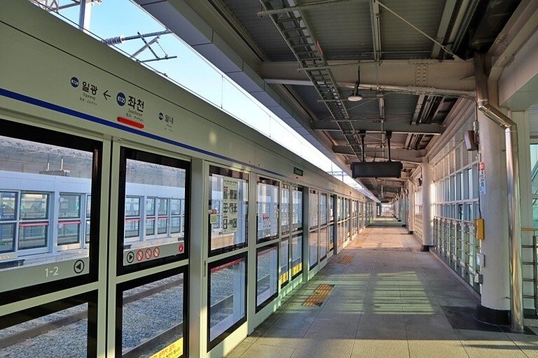 전국 지하철 노선 승강장 사진-34