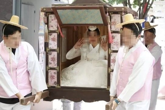 딸 결혼식에 직원들 ‘가마꾼’ 시킨 코레일 간부
