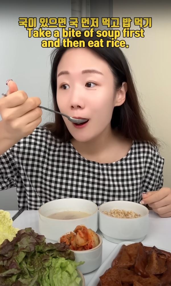 요즘 사람들은 잘 모른다는 식사 예절 중 하나-4