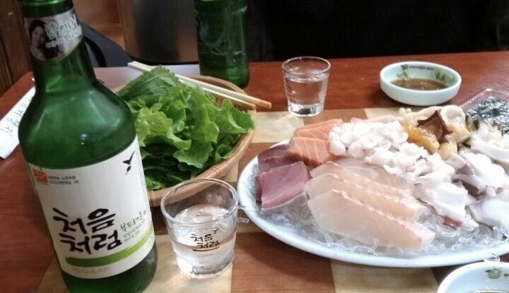 소주 없이 회 먹기 VS 맥주 없이 치킨 먹기