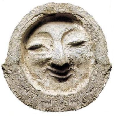 깨져서 예쁜 경주의 얼굴 기와-5