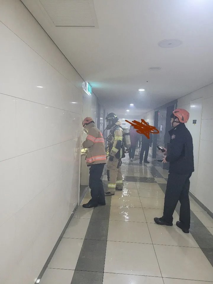 흡연자가 담배꽁초 버려서 58층 아파트 불남