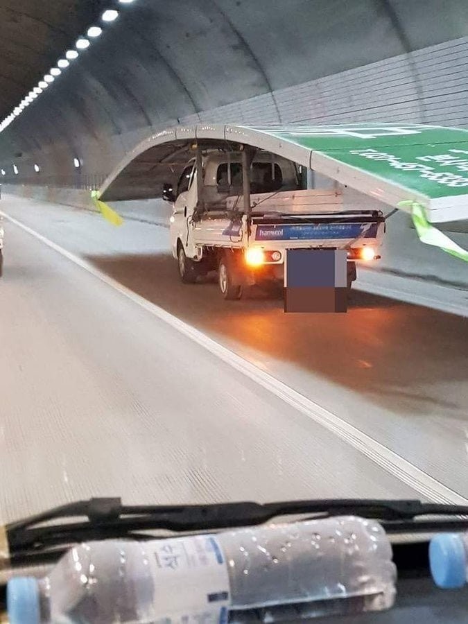 터널에서 목격된 역대급 과적 화물차 ㄷㄷㄷ