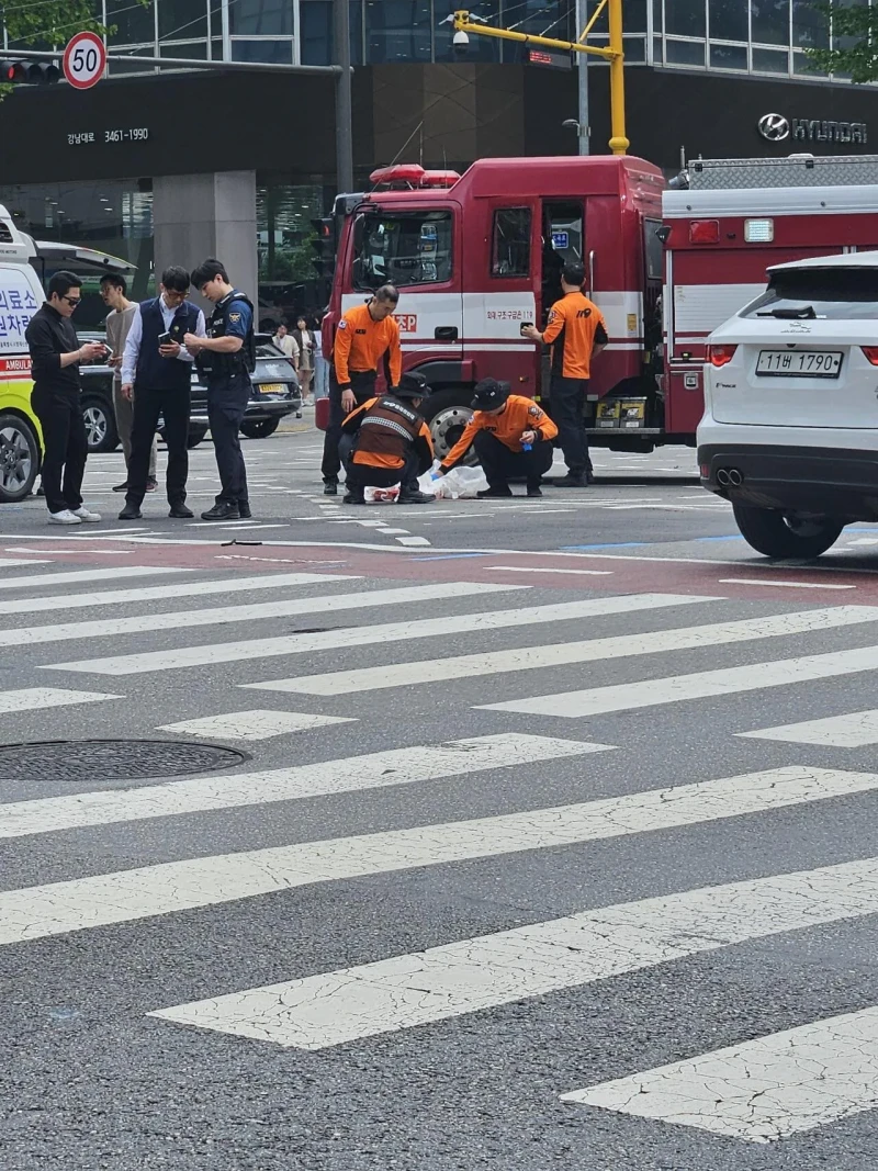 (사고주의) 오늘자 강남 오토바이 사고-2