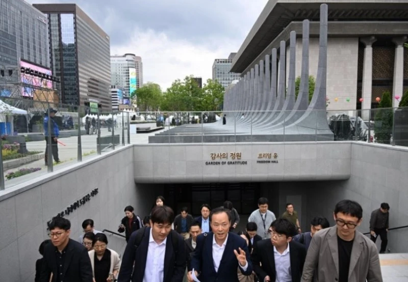 공사 강행해서 완공된 서울시 광화문광장 감사의정원-5