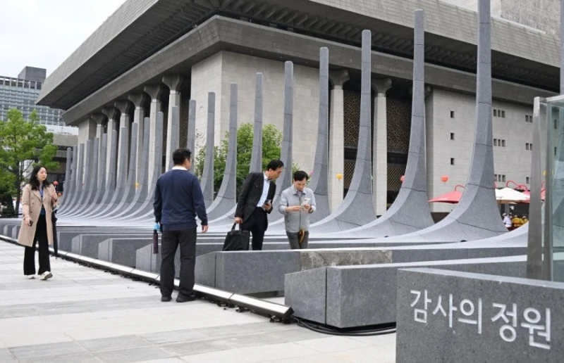 공사 강행해서 완공된 서울시 광화문광장 감사의정원-6