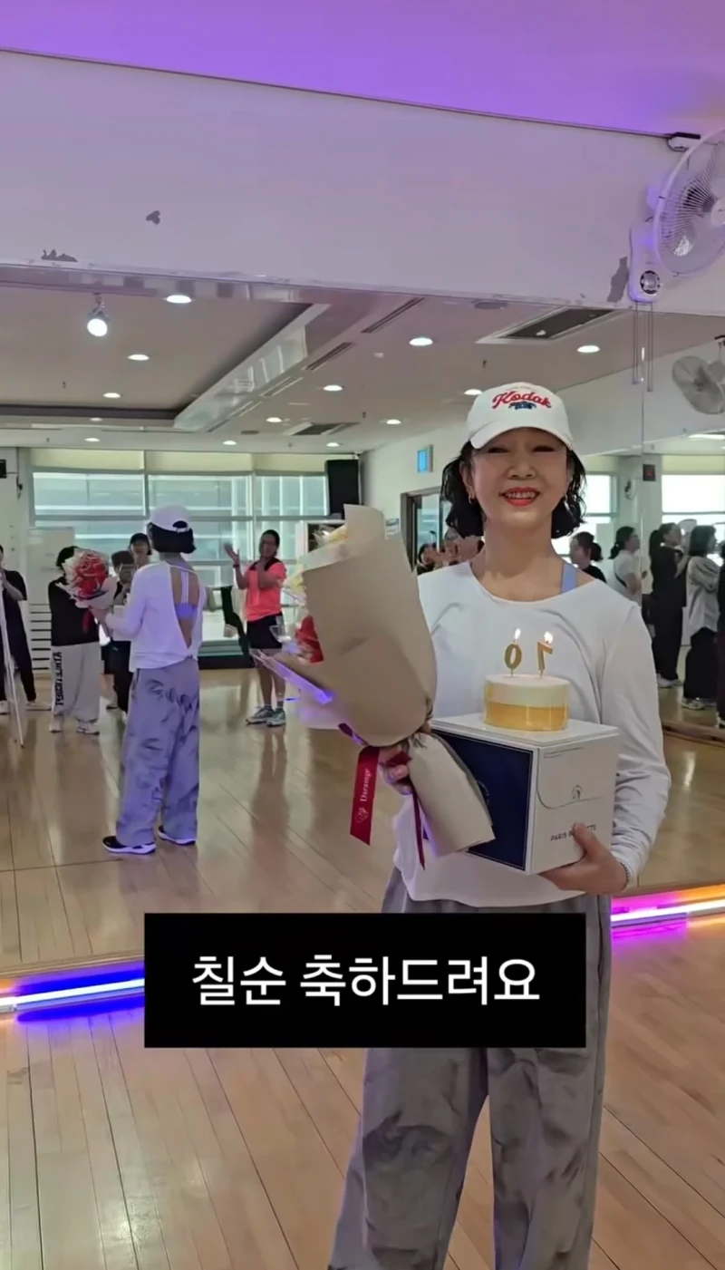 하얀모자 여성분 나이 맞추는 사람 아직 한명도 못찾음-2