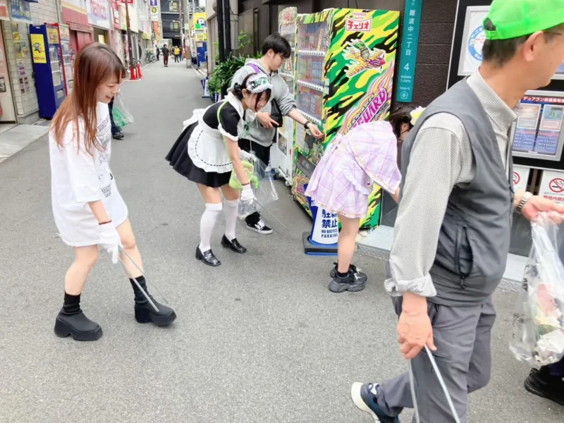 단체로 거리 청소한 오사카 메이드 카페 연합