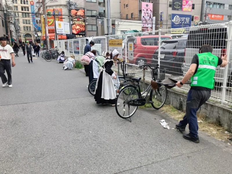 단체로 거리 청소한 오사카 메이드 카페 연합-2