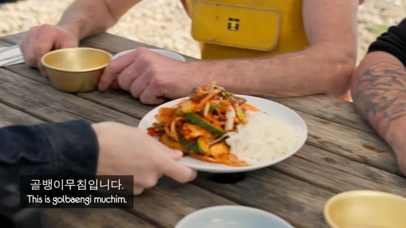 한국 골뱅이무침 먹은 영국 어부들 반응-32