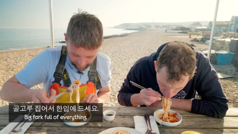 한국 골뱅이무침 먹은 영국 어부들 반응-41