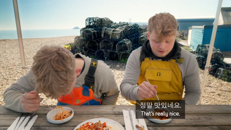 한국 골뱅이무침 먹은 영국 어부들 반응-42