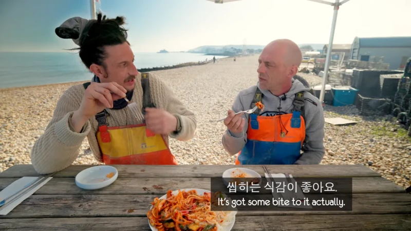 한국 골뱅이무침 먹은 영국 어부들 반응-50