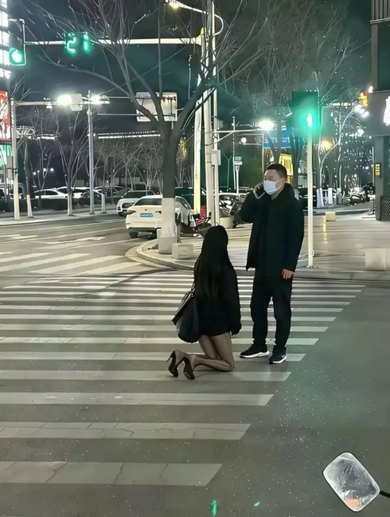 여자가 무릎 꿇은 이유-2