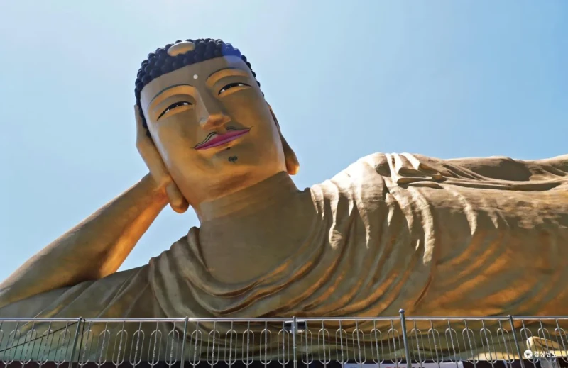 의외로 한국에 존재한다는 세계 최대 규모의 황금빛 와불상-4