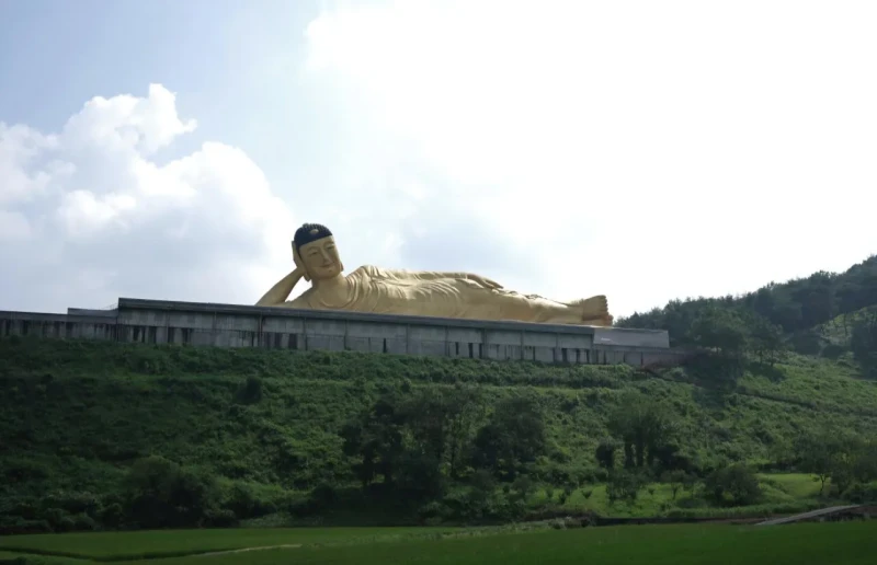 의외로 한국에 존재한다는 세계 최대 규모의 황금빛 와불상-6