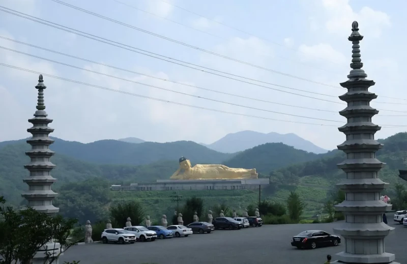 의외로 한국에 존재한다는 세계 최대 규모의 황금빛 와불상-7