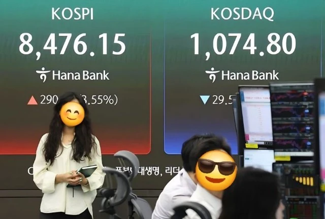 계속 사진 찍히는 하나은행 딜링룸 여직원