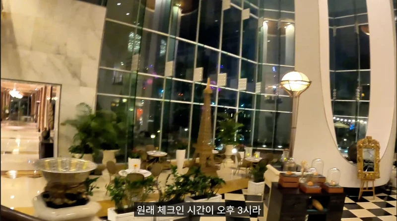 5성급 호텔에 아침 7시에 갔던 유튜버-3