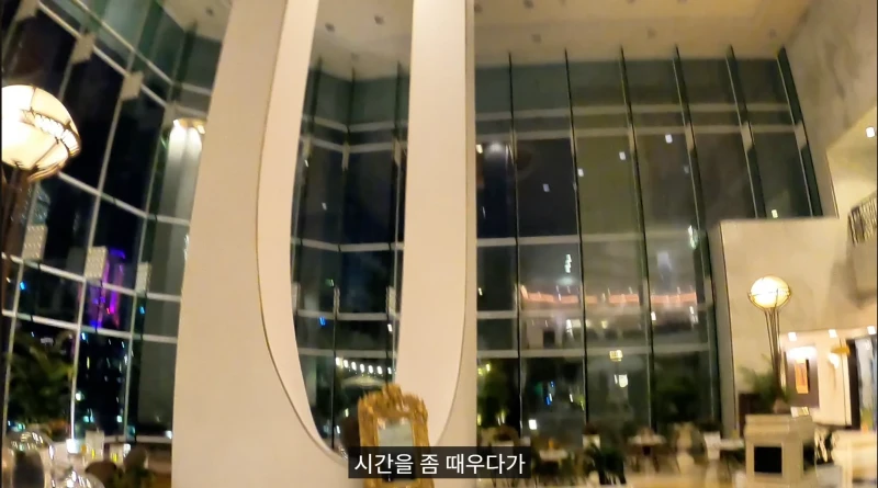 5성급 호텔에 아침 7시에 갔던 유튜버-6