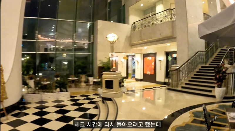 5성급 호텔에 아침 7시에 갔던 유튜버-7