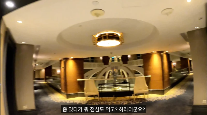 5성급 호텔에 아침 7시에 갔던 유튜버-20