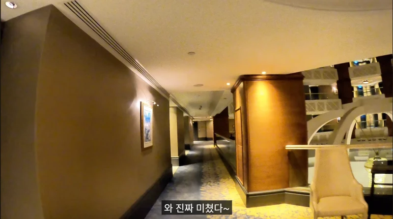 5성급 호텔에 아침 7시에 갔던 유튜버-21