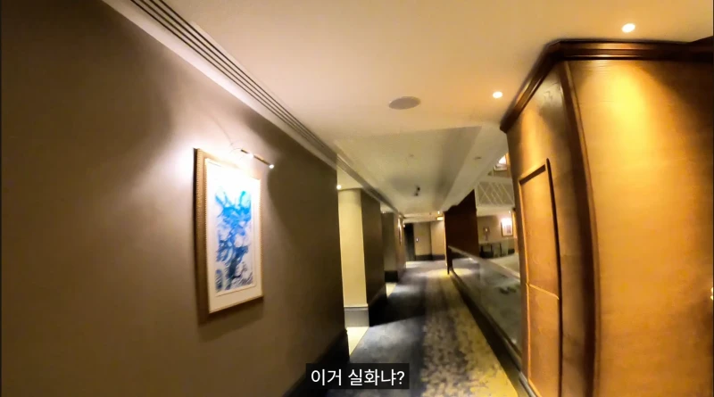 5성급 호텔에 아침 7시에 갔던 유튜버-22