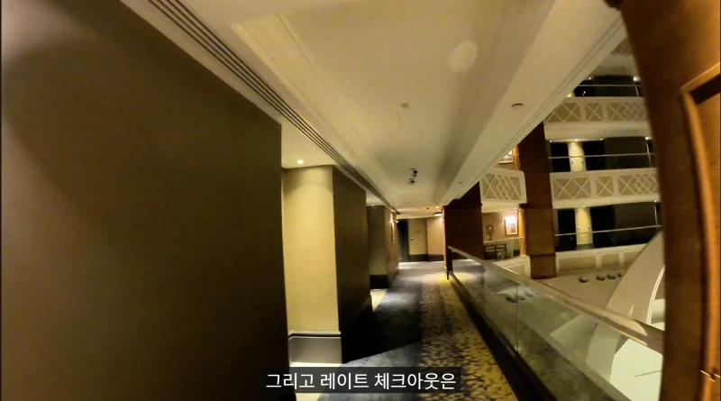 5성급 호텔에 아침 7시에 갔던 유튜버-23
