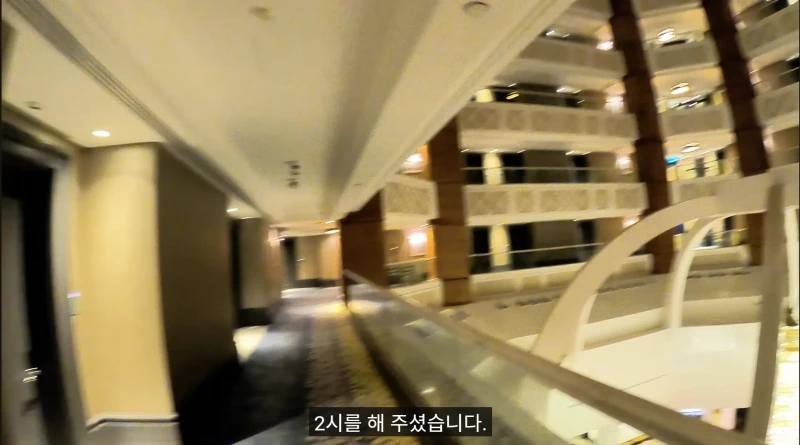 5성급 호텔에 아침 7시에 갔던 유튜버-24