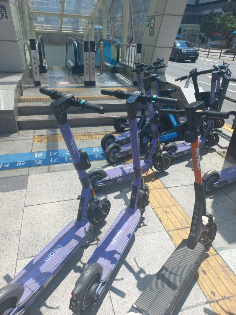 ㅈㄹ난 킥보드 주차 근황-2
