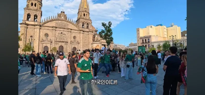 ??? : 저기 한국인이 있다!! 잡아라!!