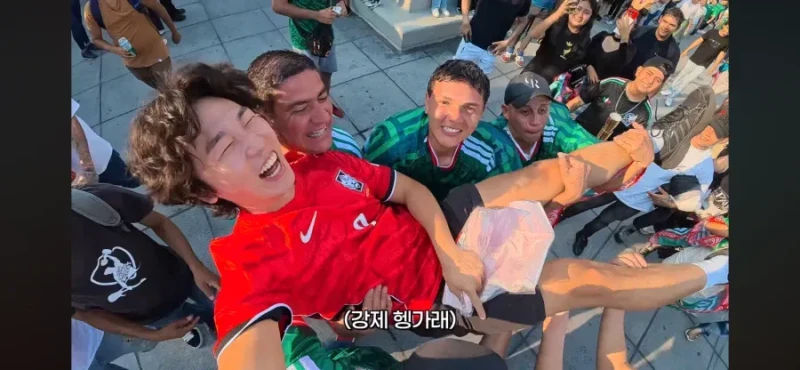 ??? : 저기 한국인이 있다!! 잡아라!!-3