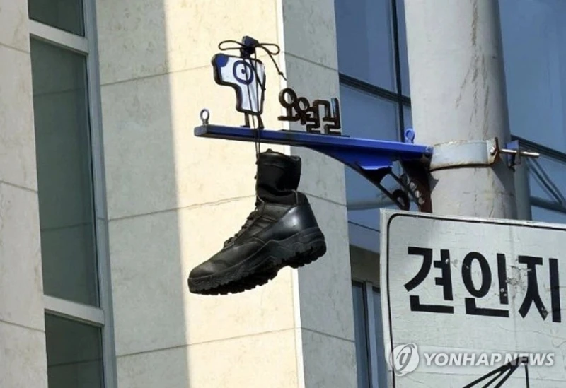 광주 오월길 표지판에 군화걸려...조롱 여부 조사