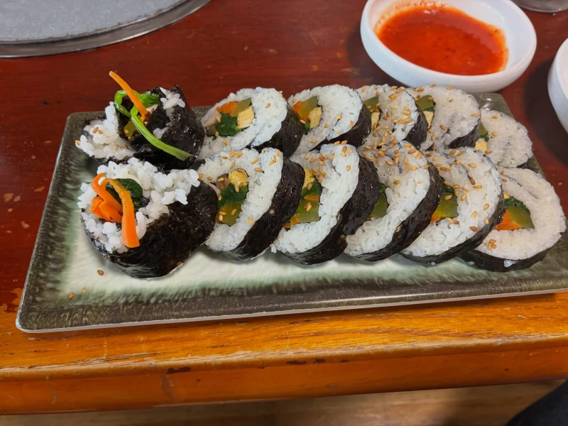 일본 한식당에서 김밥을 먹으면 반찬으로 김을 준다.
