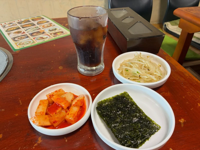 일본 한식당에서 김밥을 먹으면 반찬으로 김을 준다.-2