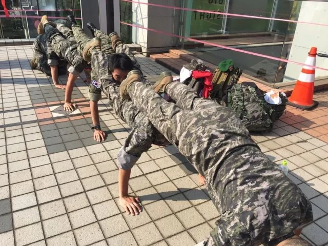 한국군 코스프레한 일본인들-2