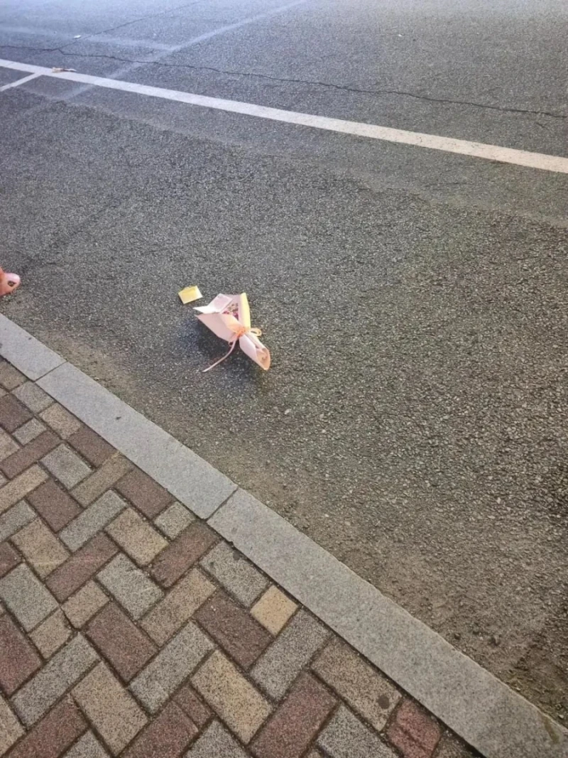 사연 많아 보이는 꽃다발