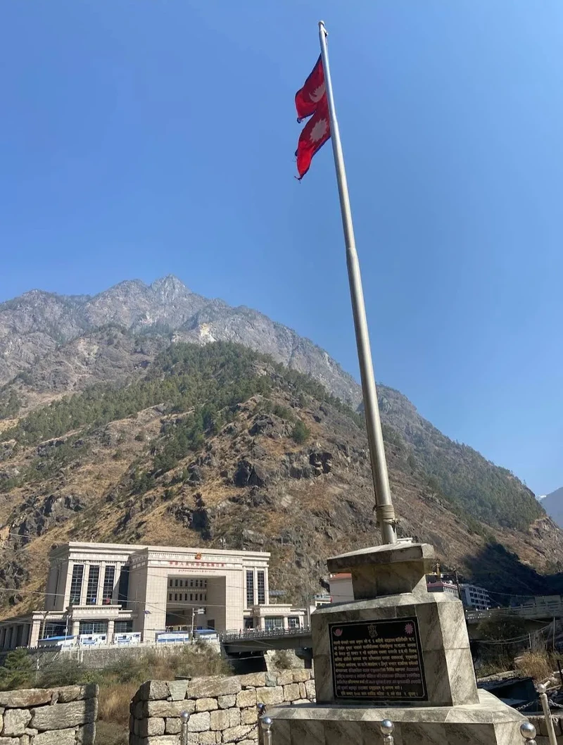 산사태가 덮친 중국 & 네팔 국경 검문소 평소 모습-2