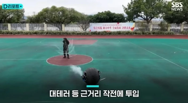 중국, 구형 로봇과 경찰 함께 순찰한다-2