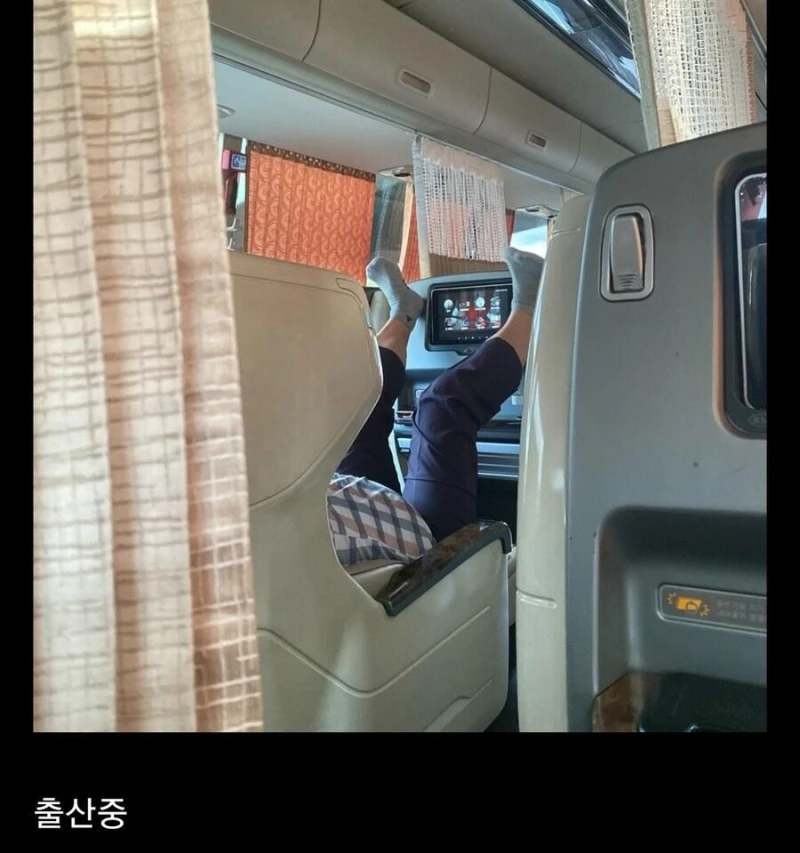 달리는 버스에서 출산중