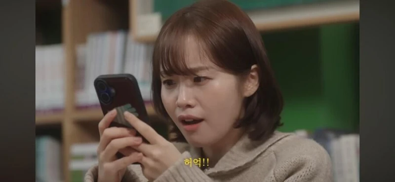 카페에서 자꾸 예쁜 여자랑 눈이 마주친다-4