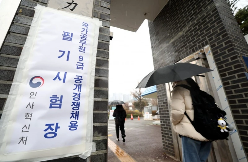 "月 300만원? 싫어요"…공무원 시험장 '텅텅' 초비상