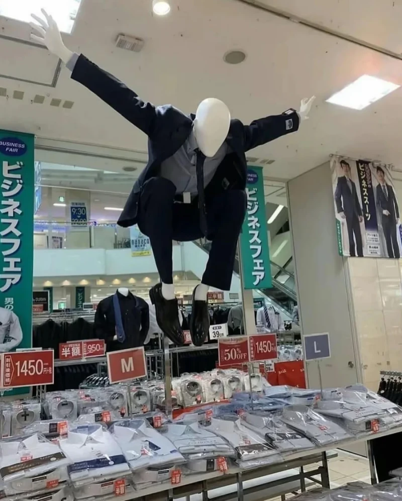 아크로바틱한 일본 마네킹 모습